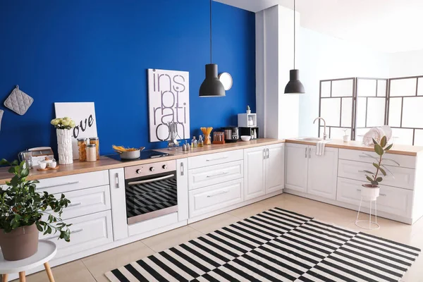 Belső tér modern konyha kék fallal — Stock Fotó