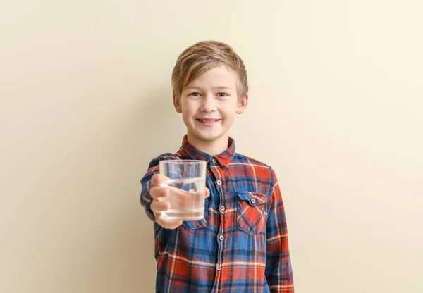 색깔 배경에 물컵을 갖고 있는 귀엽고 작은 소년 — 스톡 사진