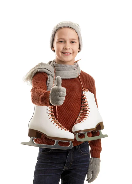 Lindo niño pequeño con patines de hielo mostrando el pulgar hacia arriba contra el fondo blanco —  Fotos de Stock