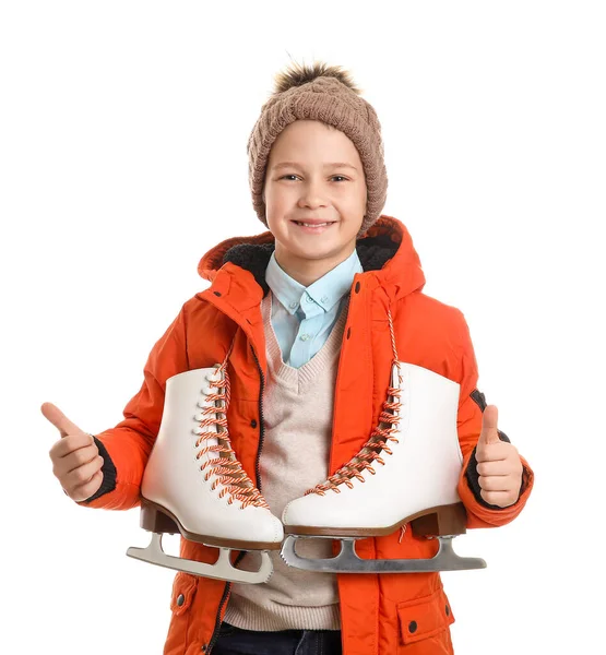Menino bonito com patins de gelo mostrando polegar para cima contra fundo branco — Fotografia de Stock