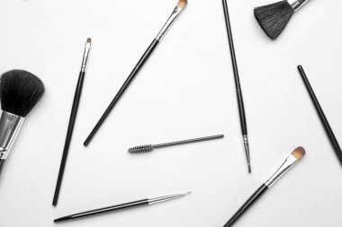 Beyaz arkaplanda makyaj fırçaları