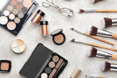 Hafif arkaplanda dekoratif kozmetik seti