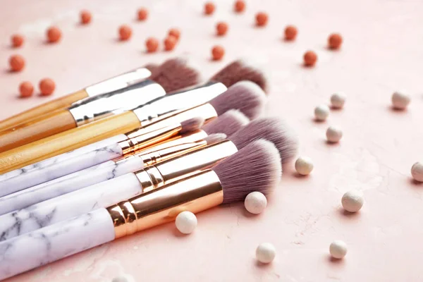 Conjunto de pinceles de maquillaje y cosméticos sobre fondo claro —  Fotos de Stock