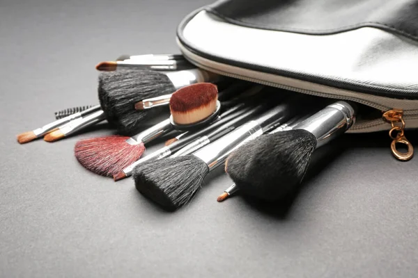 Conjunto de pinceles de maquillaje sobre fondo gris, primer plano — Foto de Stock