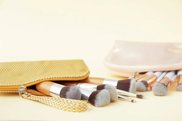 Set van make-up borstels op kleur achtergrond — Stockfoto