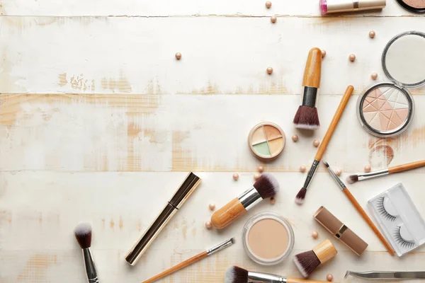 Zestaw kosmetyków dekoracyjnych na jasnym tle — Zdjęcie stockowe