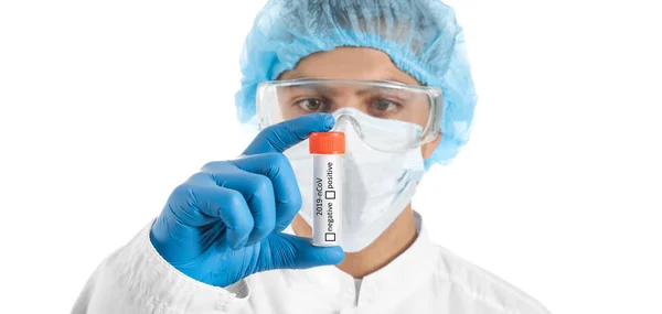 Laborangestellte in Schutzuniform und mit Coronavirus-Probe im Reagenzglas auf weißem Hintergrund — Stockfoto