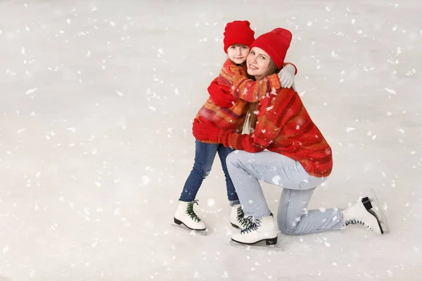 Young mother with little daughter on skating rink — Stock Photo, Image