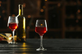 Sklenice lahodného vína na stole v baru