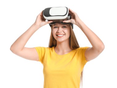 Beyaz arka planda VR gözlüklü genç bir kadın.