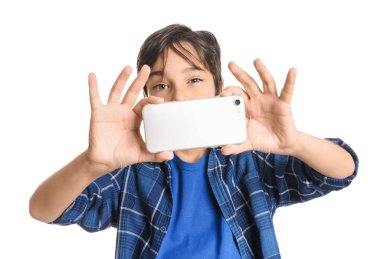 Beyaz arka planda selfie çeken sevimli küçük çocuk.