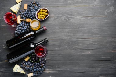 Koyu ahşap arka planda aperatifleri olan lezzetli şarap.