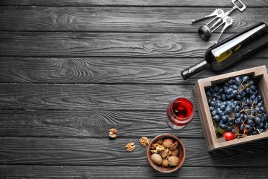 Koyu ahşap arka planda fındıklı lezzetli şarap.