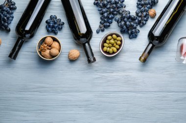 Ahşap arka planda aperatifleri olan lezzetli bir şarap.