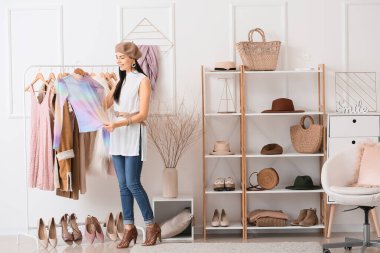 İş yerindeki genç bayan giyim tasarımcısı.