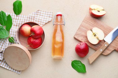 Hafif arkaplanda elma sirkesi şişesi