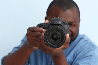Arkaplanda Afro-Amerikalı fotoğrafçı