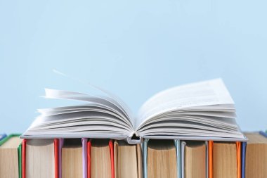 Işık arkaplanı üzerine birçok kitap
