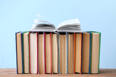 Işık arka plana karşı masada birçok kitap