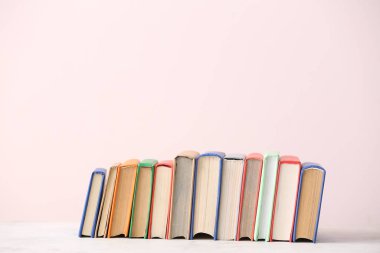 Renk arka plan üzerinde pek çok kitap