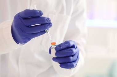 Laboratuvarda aşısı olan bir bilim adamı. Salgın kavramı