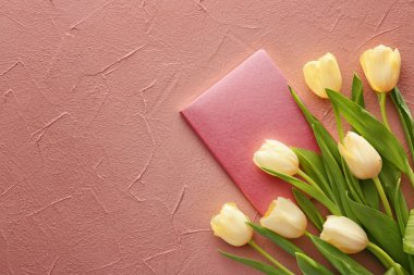 Renkli arka planda lale çiçekleri olan defter