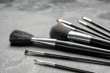 Gri arkaplanda makyaj fırçaları
