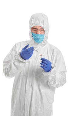 Koruyucu üniformalı bir laboratuvar çalışanı ve beyaz arka planda bir çaresi var. Salgın kavramı