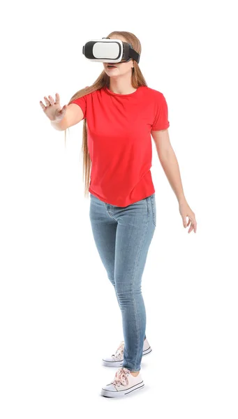 Mujer joven con gafas VR sobre fondo blanco — Foto de Stock