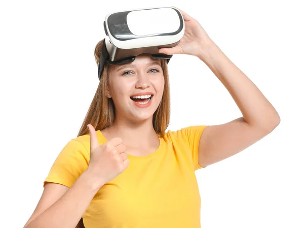 Fiatal nő VR szemüveg fehér háttér — Stock Fotó