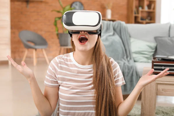Fiatal nő VR szemüveggel otthon — Stock Fotó