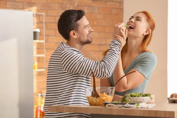 Lyckliga paret matlagning tillsammans i köket — Stockfoto