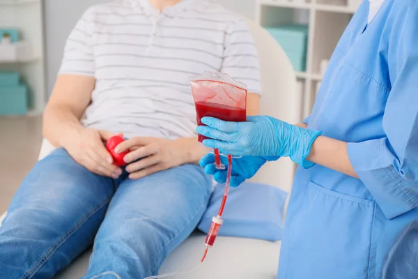 Hombre donando sangre en el hospital —  Fotos de Stock