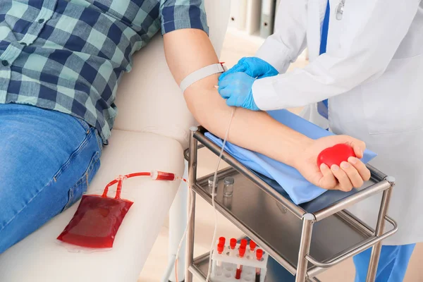 Doctora preparando donante masculino para transfusión de sangre en el hospital —  Fotos de Stock