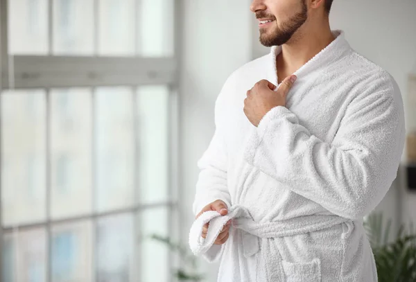 Matin de beau jeune homme dans la salle de bain — Photo