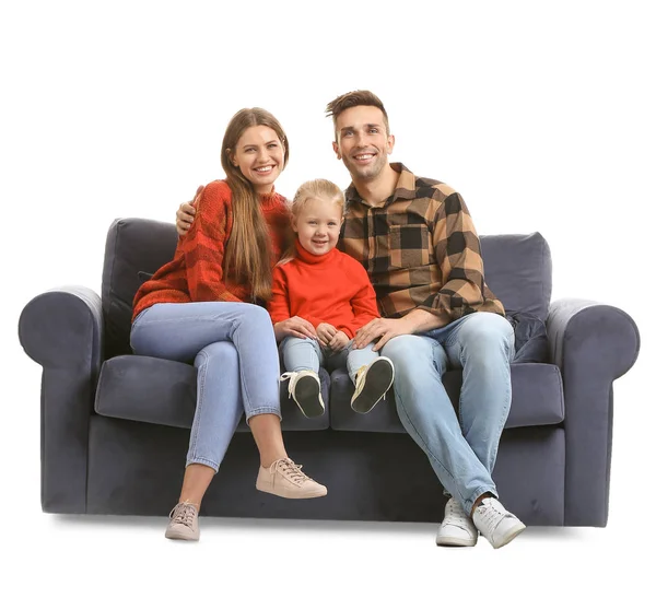 Genç ve mutlu bir aile beyaz arka planda koltukta oturuyor.