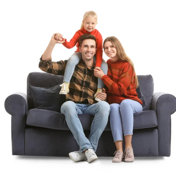 幸せな若いです家族に座ってソファに白い背景 — ストック写真
