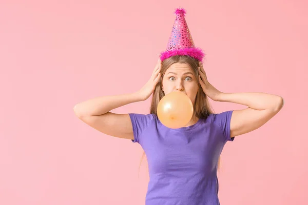 Lustige Frau mit Partyhut auf farbigem Hintergrund. Aprilscherz-Fest — Stockfoto