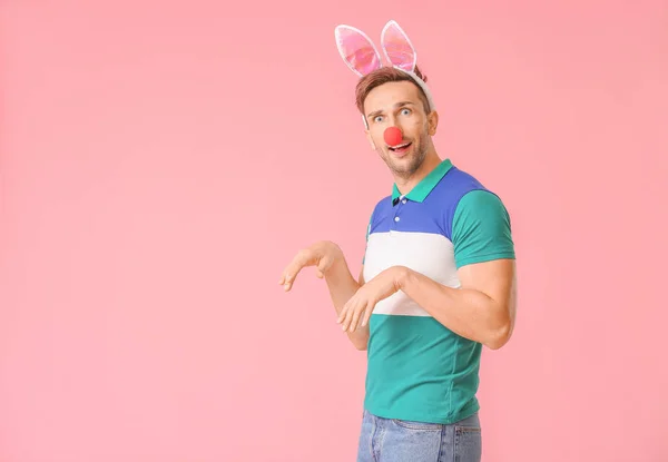 Man in grappige vermomming op kleur achtergrond. 1 april dwaze dag viering — Stockfoto