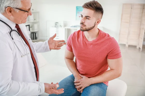 Jongeman op bezoek bij uroloog in kliniek — Stockfoto