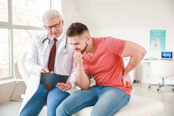 Genç adam ürolojisti klinikte ziyaret ediyor.