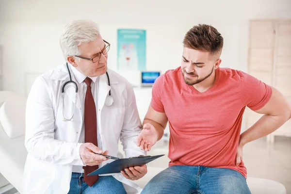 Genç adam ürolojisti klinikte ziyaret ediyor.