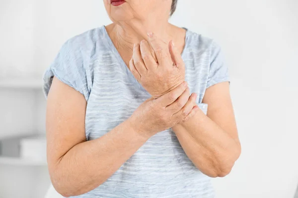 Senior woman suffering from Parkinson syndrome in clinic — Stock Photo, Image