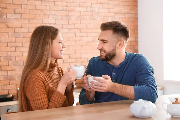 Happy young couple in kitchen — Stock Photo, Image