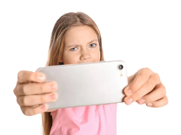 Söt liten flicka som tar selfie på vit bakgrund — Stockfoto
