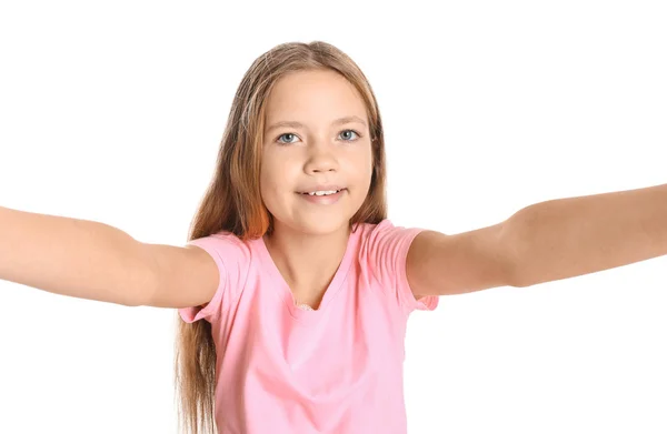 Carino bambina prendendo selfie su sfondo bianco — Foto Stock