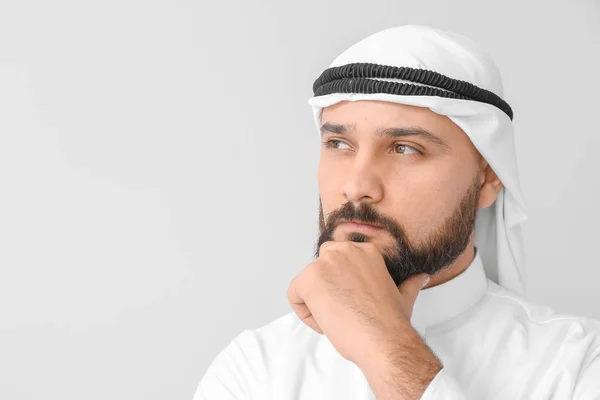 Jóképű arab férfi könnyű háttérrel — Stock Fotó