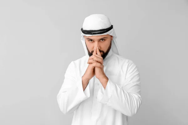 Bello arabo uomo su sfondo chiaro — Foto Stock