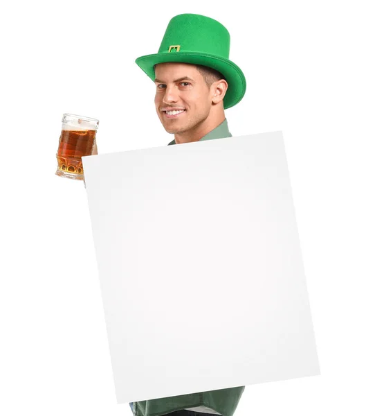 Ung man med öl och tom affisch på vit bakgrund. St. Patrick 's Day firande — Stockfoto