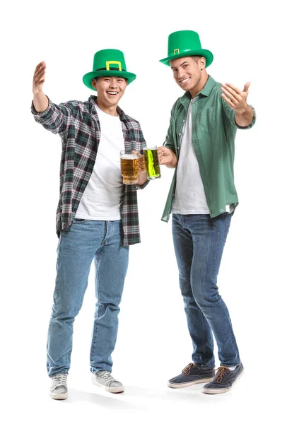 Jovens com cerveja convidando espectador em fundo branco. Celebração do Dia de São Patrício — Fotografia de Stock